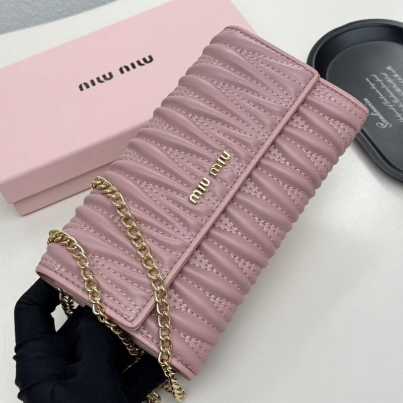 【AT9282】Miu Miu ピンク羊革財布 - 優雅なエンボスデザインとチェーンディテール | Miu Miu