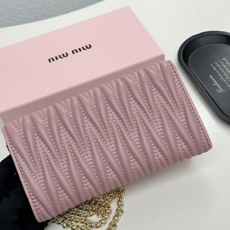 【AT9282】Miu Miu ピンク羊革財布 - 優雅なエンボスデザインとチェーンディテール | Miu Miu