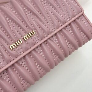 【AT9282】Miu Miu ピンク羊革財布 - 優雅なエンボスデザインとチェーンディテール | Miu Miu