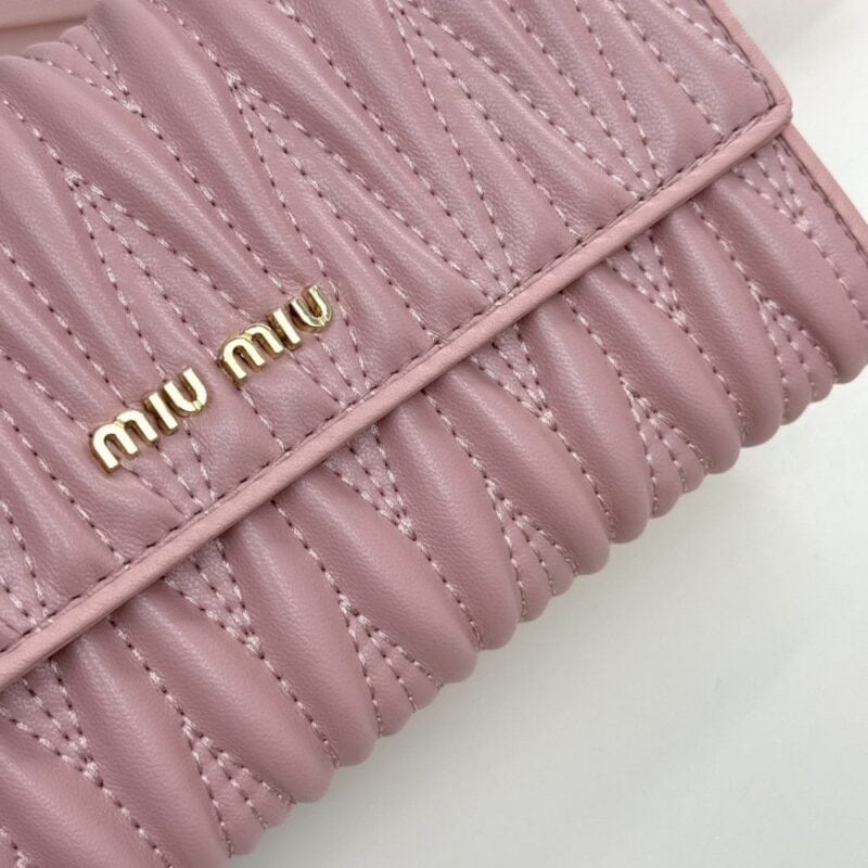 【AT9282】Miu Miu ピンク羊革財布 - 優雅なエンボスデザインとチェーンディテール | Miu Miu