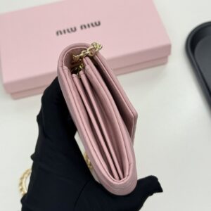 【AT9282】Miu Miu ピンク羊革財布 - 優雅なエンボスデザインとチェーンディテール | Miu Miu