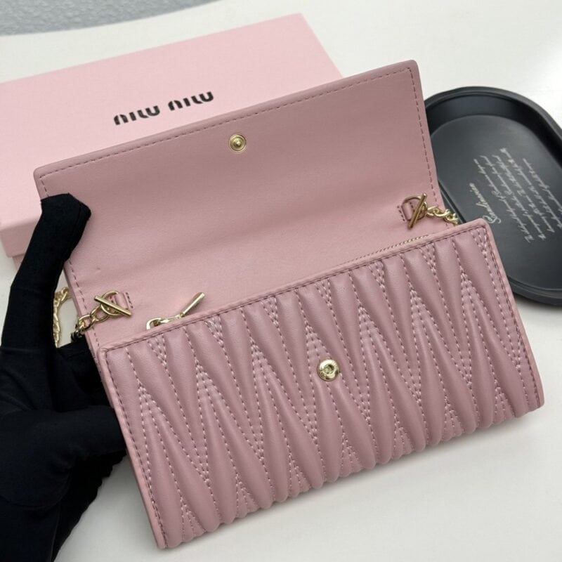 【AT9282】Miu Miu ピンク羊革財布 - 優雅なエンボスデザインとチェーンディテール | Miu Miu