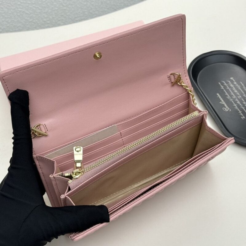 【AT9282】Miu Miu ピンク羊革財布 - 優雅なエンボスデザインとチェーンディテール | Miu Miu