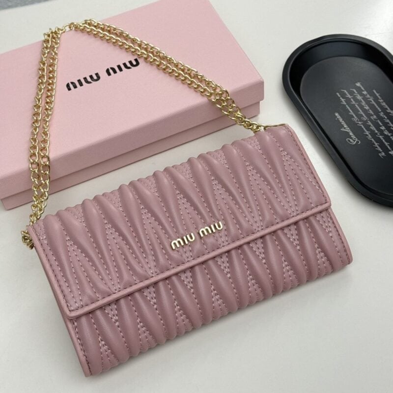 【AT9282】Miu Miu ピンク羊革財布 - 優雅なエンボスデザインとチェーンディテール | Miu Miu