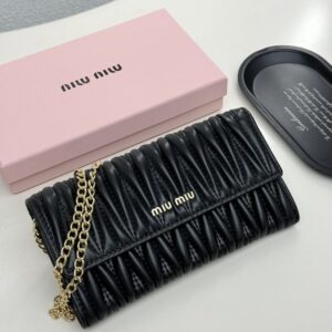 【AT9283】ミュウミュウラグジュアリープリーツ加工のヤギ革財布 | Miu Miu