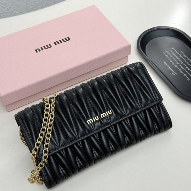 【AT9283】ミュウミュウラグジュアリープリーツ加工のヤギ革財布 | Miu Miu