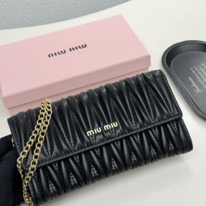 【AT9283】ミュウミュウラグジュアリープリーツ加工のヤギ革財布 | Miu Miu