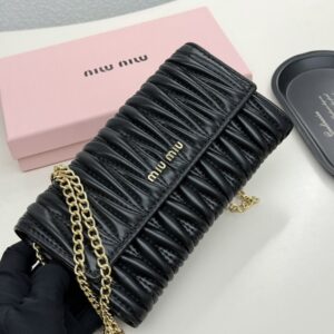 【AT9283】ミュウミュウラグジュアリープリーツ加工のヤギ革財布 | Miu Miu