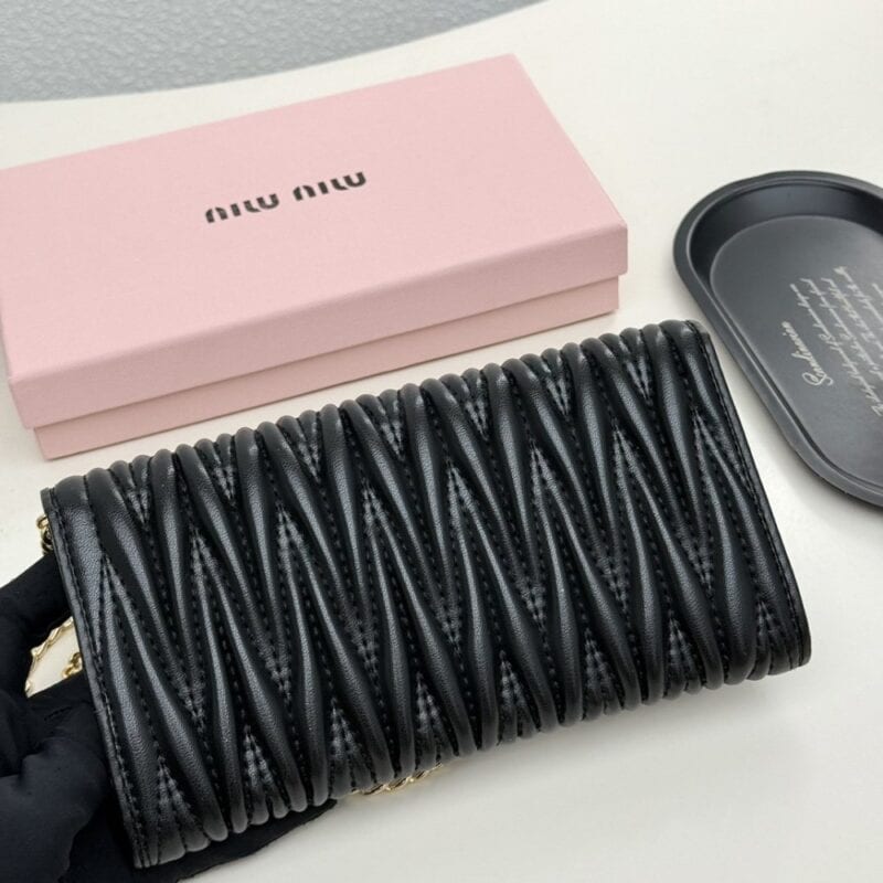 【AT9283】ミュウミュウラグジュアリープリーツ加工のヤギ革財布 | Miu Miu