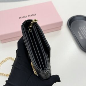 【AT9283】ミュウミュウラグジュアリープリーツ加工のヤギ革財布 | Miu Miu