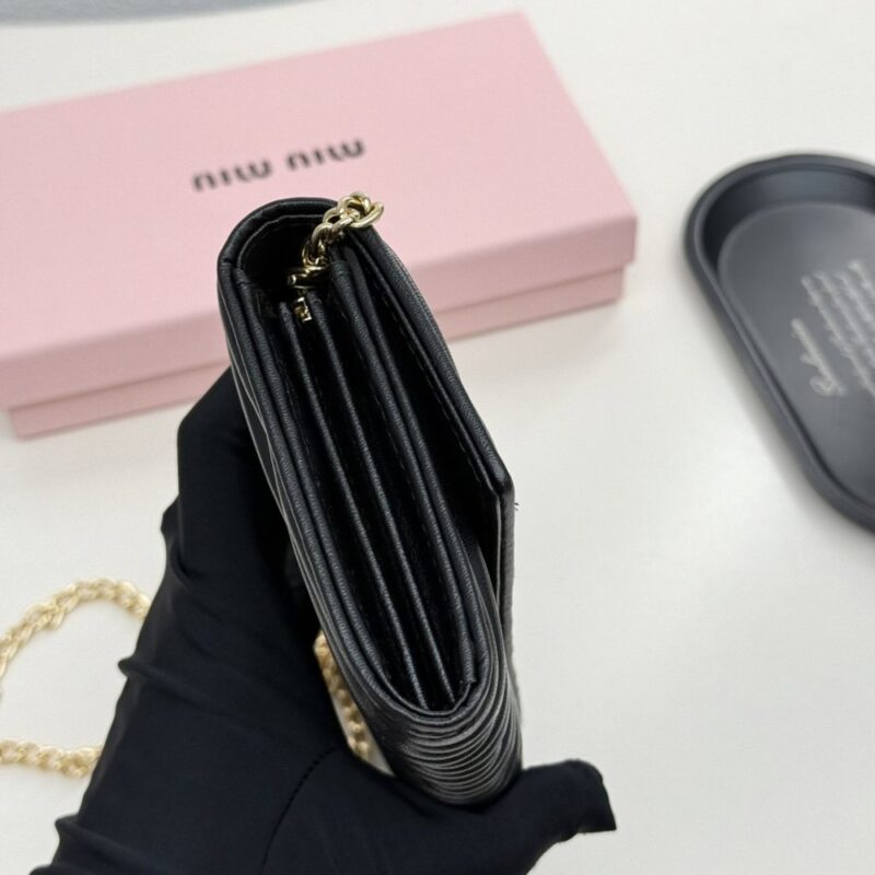 【AT9283】ミュウミュウラグジュアリープリーツ加工のヤギ革財布 | Miu Miu