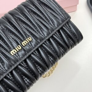 【AT9283】ミュウミュウラグジュアリープリーツ加工のヤギ革財布 | Miu Miu