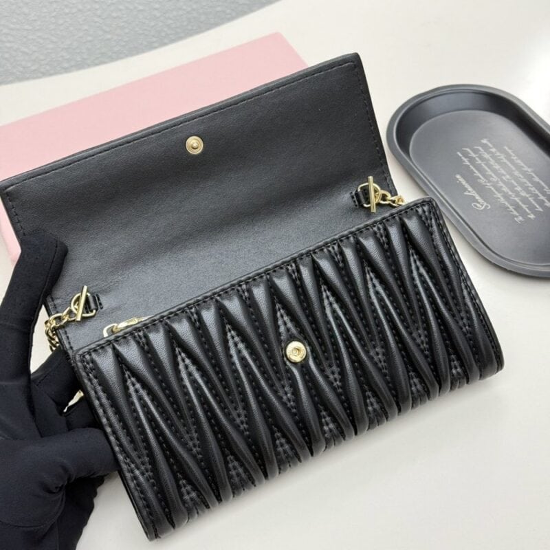【AT9283】ミュウミュウラグジュアリープリーツ加工のヤギ革財布 | Miu Miu