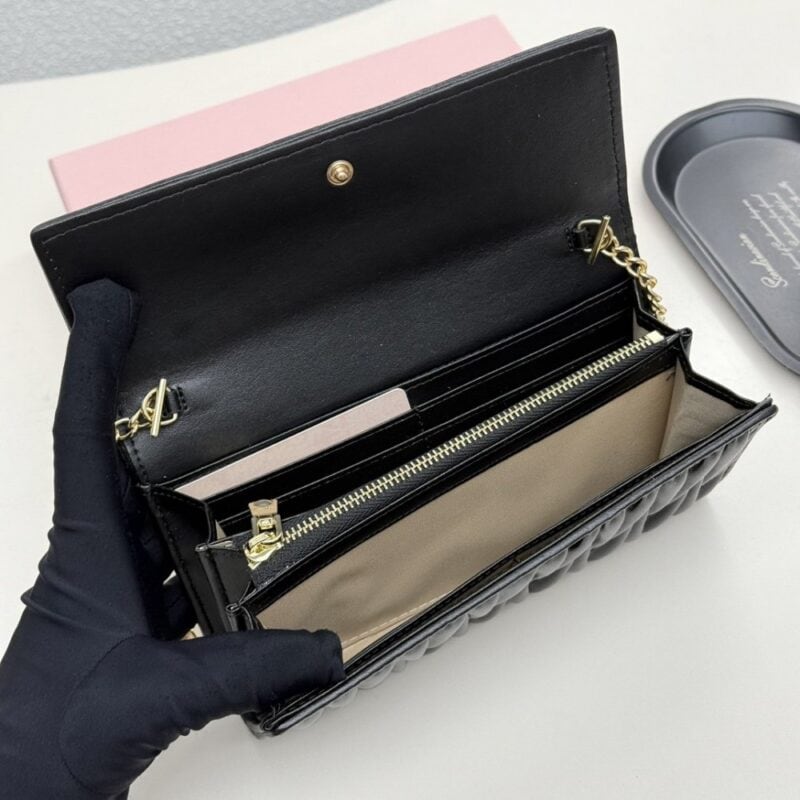 【AT9283】ミュウミュウラグジュアリープリーツ加工のヤギ革財布 | Miu Miu