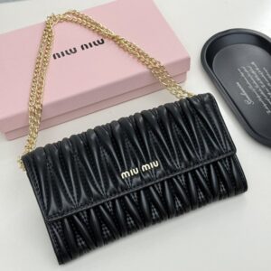 【AT9283】ミュウミュウラグジュアリープリーツ加工のヤギ革財布 | Miu Miu