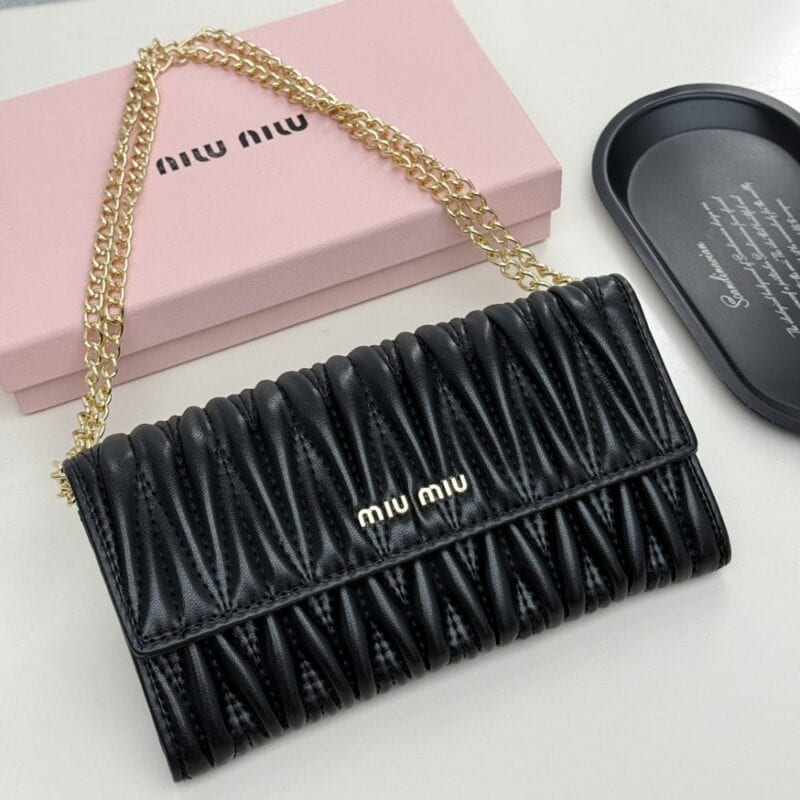 【AT9283】ミュウミュウラグジュアリープリーツ加工のヤギ革財布 | Miu Miu