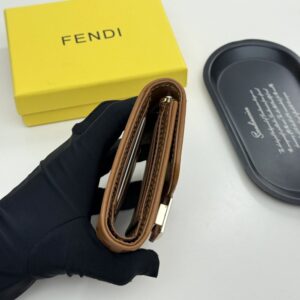 【AT9284】フェンディのカーフスキンウォレット - 都会の贅沢さを演出する高級ブランドアクセサリー | Fendi