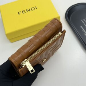 【AT9284】フェンディのカーフスキンウォレット - 都会の贅沢さを演出する高級ブランドアクセサリー | Fendi