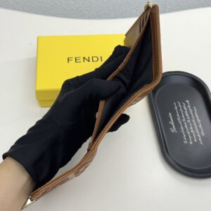 【AT9284】フェンディのカーフスキンウォレット - 都会の贅沢さを演出する高級ブランドアクセサリー | Fendi