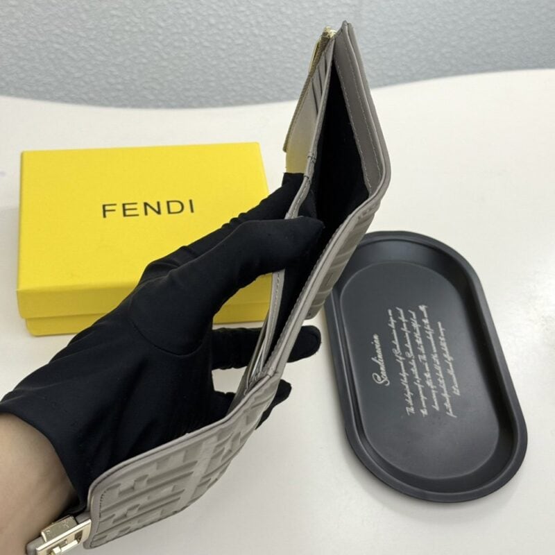 【AT9285】フェンディの高級レザーウォレット - クラシックなエレガントさと多機能デザイン | Fendi Roma