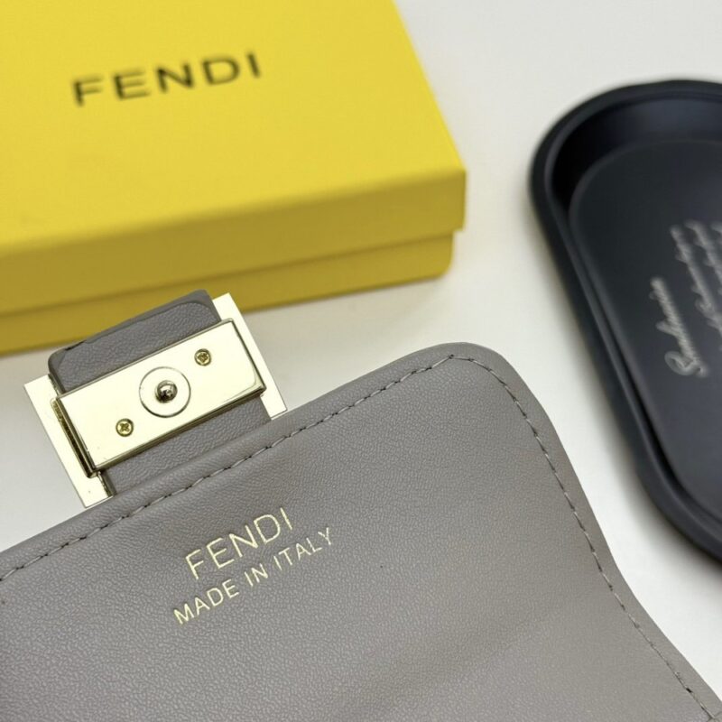 【AT9285】フェンディの高級レザーウォレット - クラシックなエレガントさと多機能デザイン | Fendi Roma