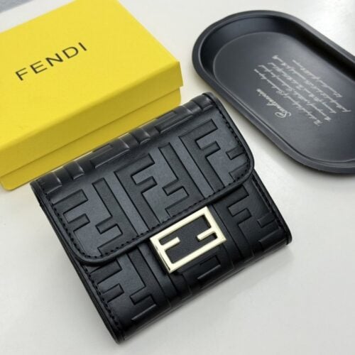 【AT9287】フェンディのカーフスキン財布、クラシックなエンボスデザイン、高級感が光る | Fendi Roma