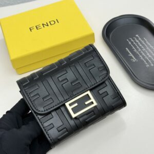 【AT9287】フェンディのカーフスキン財布、クラシックなエンボスデザイン、高級感が光る | Fendi Roma
