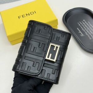 【AT9287】フェンディのカーフスキン財布、クラシックなエンボスデザイン、高級感が光る | Fendi Roma