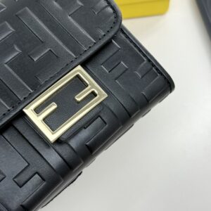【AT9287】フェンディのカーフスキン財布、クラシックなエンボスデザイン、高級感が光る | Fendi Roma