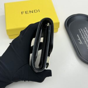 【AT9287】フェンディのカーフスキン財布、クラシックなエンボスデザイン、高級感が光る | Fendi Roma