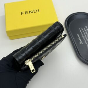 【AT9287】フェンディのカーフスキン財布、クラシックなエンボスデザイン、高級感が光る | Fendi Roma