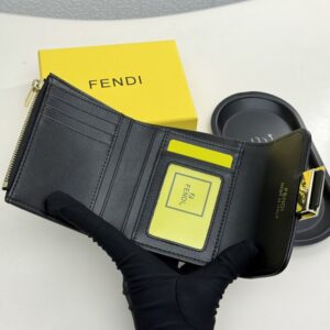 【AT9287】フェンディのカーフスキン財布、クラシックなエンボスデザイン、高級感が光る | Fendi Roma