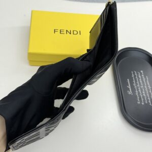 【AT9287】フェンディのカーフスキン財布、クラシックなエンボスデザイン、高級感が光る | Fendi Roma