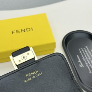 【AT9287】フェンディのカーフスキン財布、クラシックなエンボスデザイン、高級感が光る | Fendi Roma