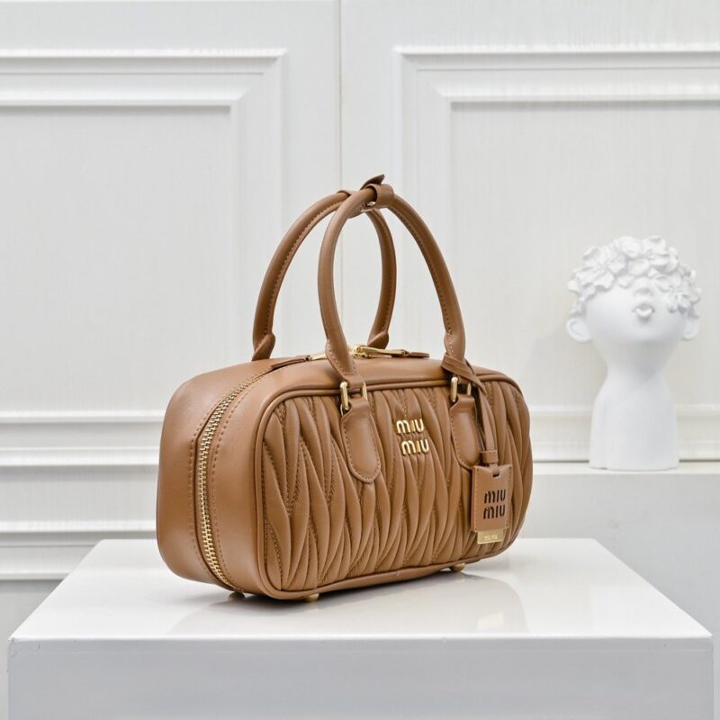 【AT9299】エレガントで上品なMiu Miu シグネチャーボウリングバッグ、ファッションと洗練の融合 | Miu Miu