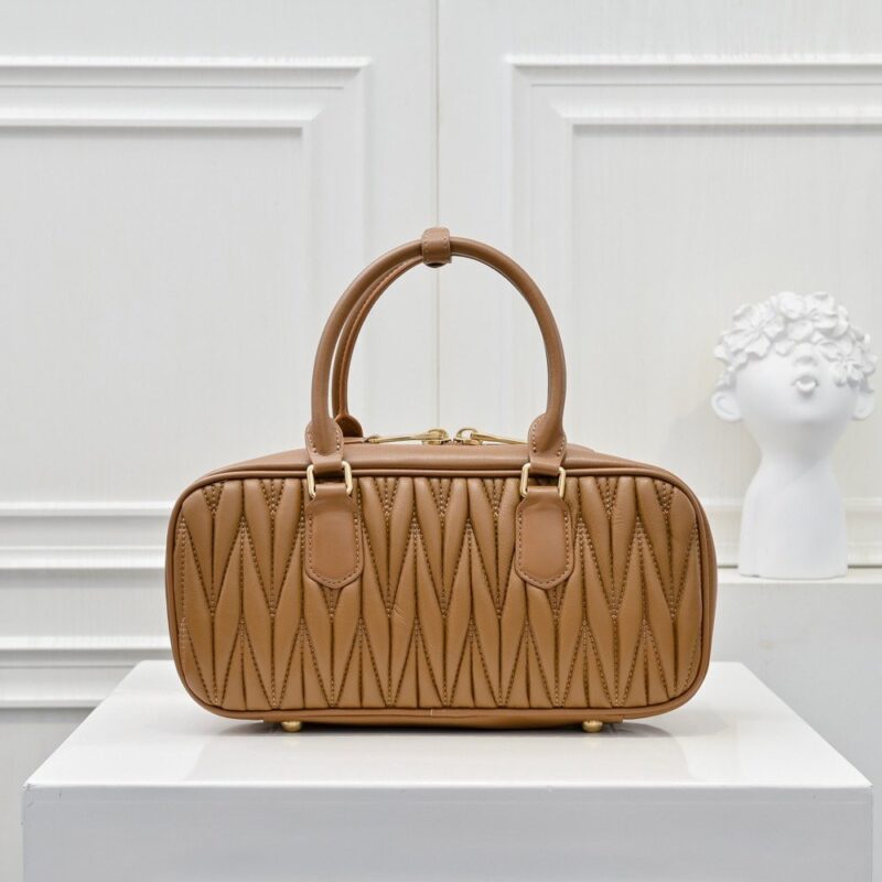 【AT9299】エレガントで上品なMiu Miu シグネチャーボウリングバッグ、ファッションと洗練の融合 | Miu Miu