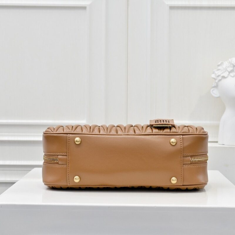 【AT9299】エレガントで上品なMiu Miu シグネチャーボウリングバッグ、ファッションと洗練の融合 | Miu Miu