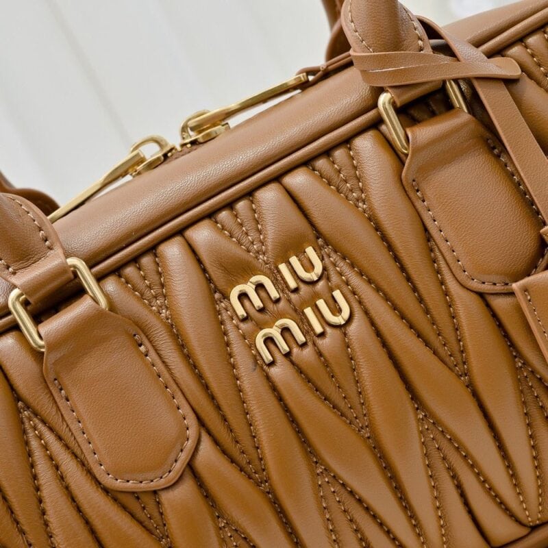 【AT9299】エレガントで上品なMiu Miu シグネチャーボウリングバッグ、ファッションと洗練の融合 | Miu Miu