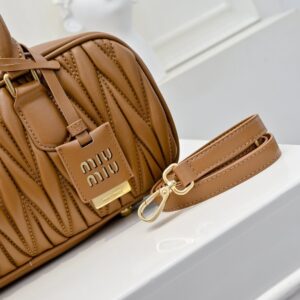 【AT9299】エレガントで上品なMiu Miu シグネチャーボウリングバッグ、ファッションと洗練の融合 | Miu Miu