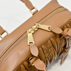 【AT9299】エレガントで上品なMiu Miu シグネチャーボウリングバッグ、ファッションと洗練の融合 | Miu Miu