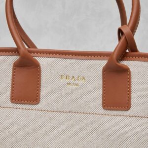 【AT9307】PRADAのオーバーサイズトートバッグ - 都市のファッションに優雅さを添える | Prada