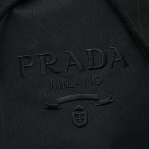 【AT9310】プラダのクラシックキャンバスバケツバッグ、都会の控えめな贅沢を演繹 | Prada