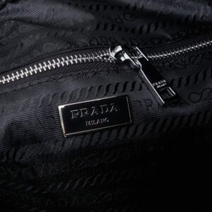 【AT9310】プラダのクラシックキャンバスバケツバッグ、都会の控えめな贅沢を演繹 | Prada