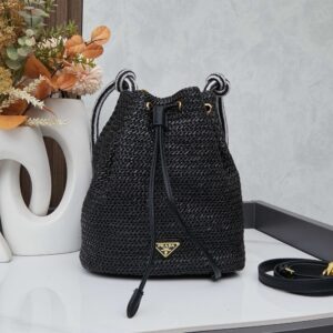 【AT9311】プラダ（Prada）2025年春夏コレクション 黒色かぎ針編みバケツバッグ | Prada Milano