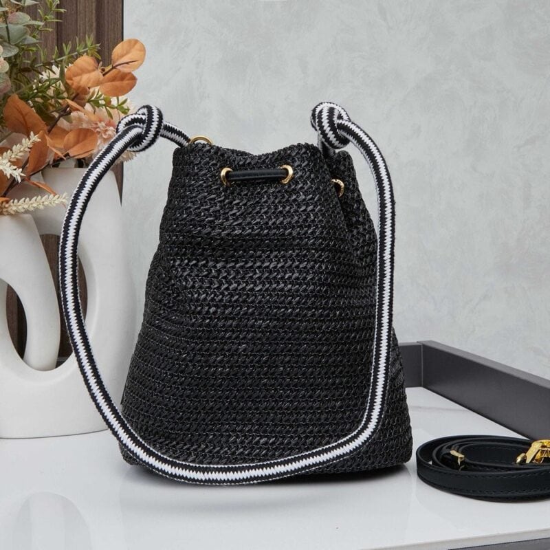 【AT9311】プラダ（Prada）2025年春夏コレクション 黒色かぎ針編みバケツバッグ | Prada Milano