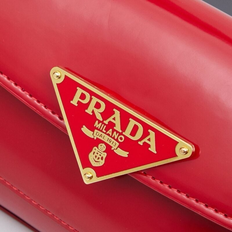 【AT9313】プラダのクラシックな赤い牛革バッグ、精巧なデザインで都会の女性におすすめ | Prada Milano