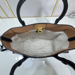 【AT9319】ルイ・ヴィトン On My Side ハンドバッグ - ファッションとエレガンスの融合 | Louis Vuitton Paris