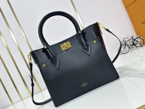 【AT9320】クラシックモノグラムキャンバスと小牛革製On My Sideハンドバッグ | LV