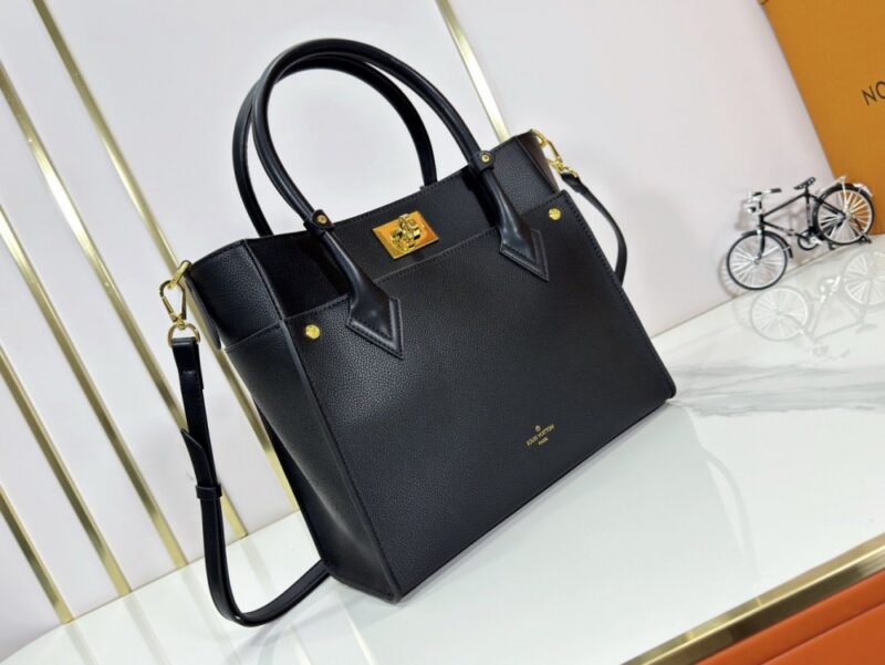 【AT9320】クラシックモノグラムキャンバスと小牛革製On My Sideハンドバッグ | LV