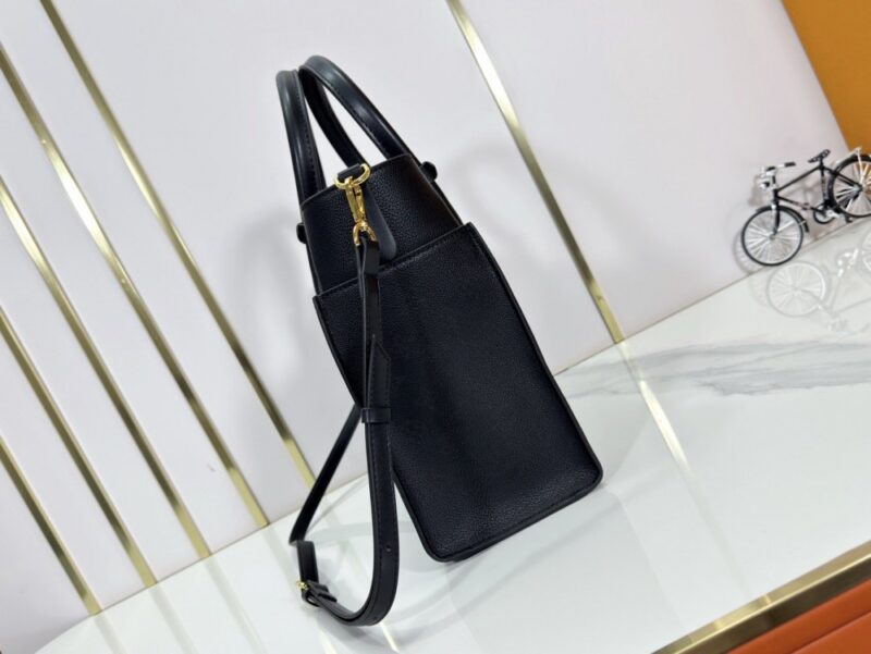 【AT9320】クラシックモノグラムキャンバスと小牛革製On My Sideハンドバッグ | LV